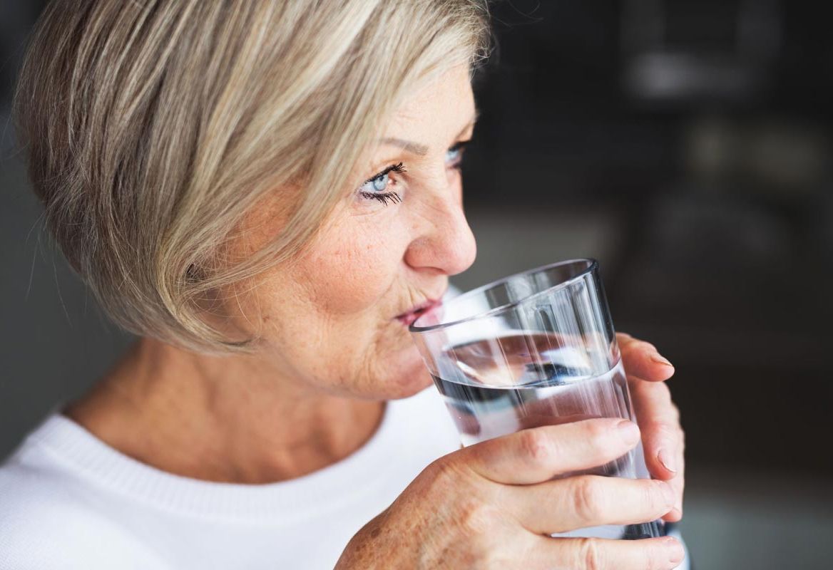 Centro de Día Ancora mujer tomando agua